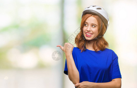 身着骑自行车头盔的年轻美女图片