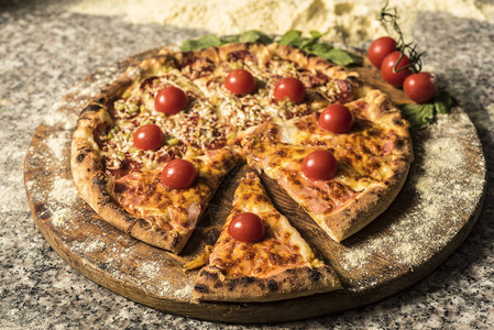 热大好吃的比萨饼加融奶酪西红柿图片