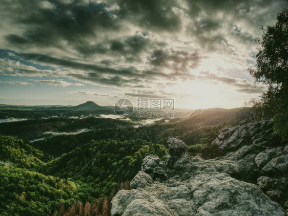 欧洲丘陵山的风景地表上的落岩山脉在清夏日亮起时图片