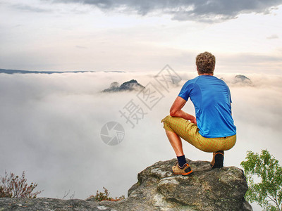 在山顶的迷雾云中的人日出风景旅游者享图片