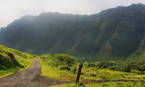 穿过夏威夷瓦胡Koolau山脉的Kaaa图片