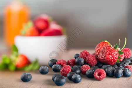新鲜蓝莓和覆盆子的特写视图图片