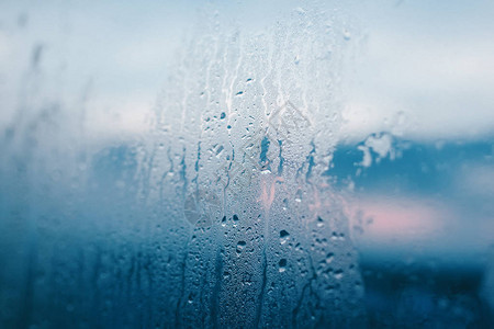 空气湿度高滴水量大玻璃窗玻璃自背景图片