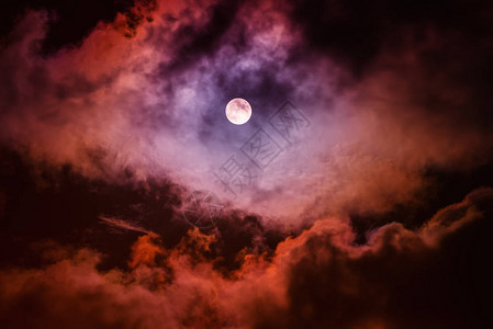 月亮在云中黑暗的天空中自图片