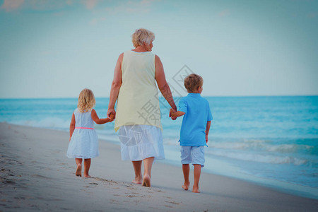 外婆在沙滩上和孩子们一起图片