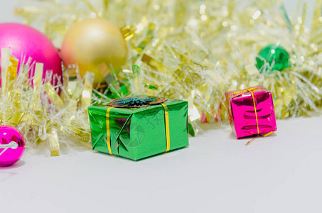 白色背景上的红色和绿色礼品盒图片