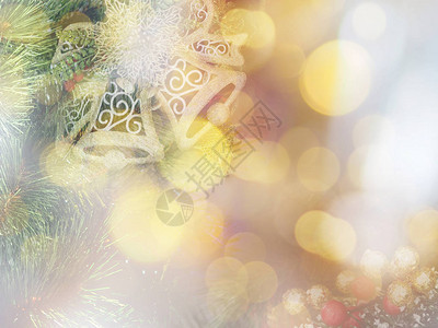 圣诞摘要和新年柔软风格背景金铃在松树上装饰图片