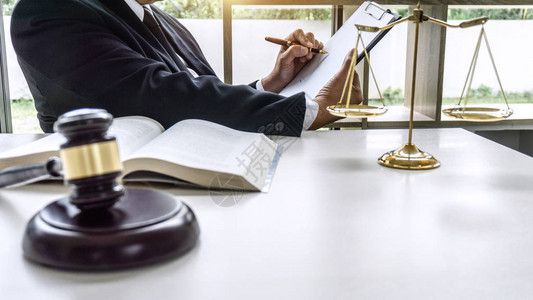 法律师和司法概念男律师或公证人在工作场所办公室处理重要案件图片