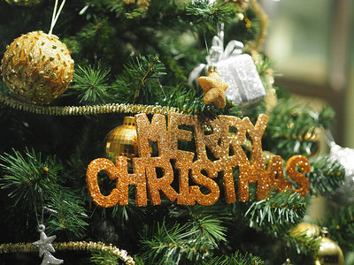 圣诞快乐三重装饰礼物盒彩色球雪环铃声胡萝卜背景图片