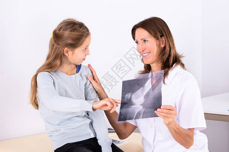 女医生持有BoneX光片的女医生CholdingBo图片