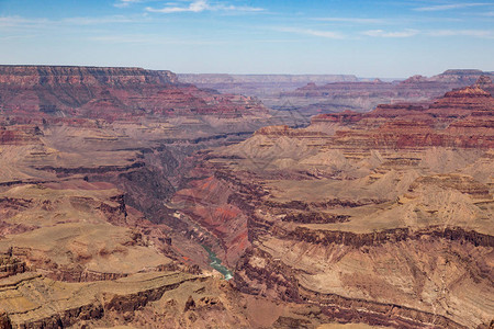 南缘大峡谷由亚利桑那州的科罗拉多河雕刻而成图片
