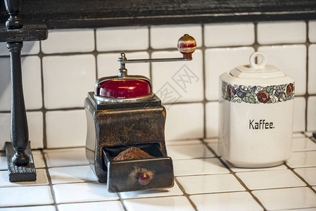 带有陶瓷酒瓶的古董咖啡研磨机用于将咖啡图片