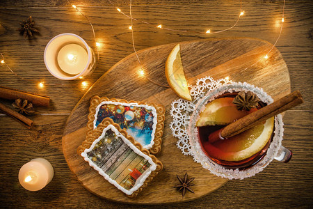 红酒券传统圣诞热饮混音红酒在木制餐桌上配有香料背景