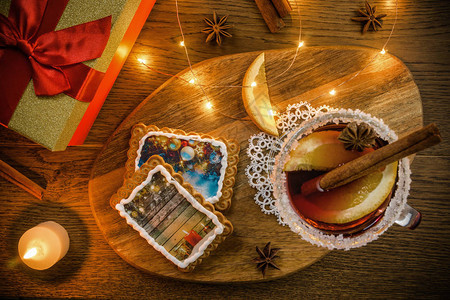传统圣诞热饮混音红酒在木制餐桌上配有香料图片