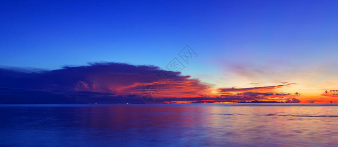 11黄昏时海景晴朗的蓝色海图片