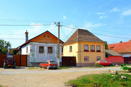 罗马尼亚特兰西瓦尼亚Mercheasa村典型的农村地貌和农民住房图片