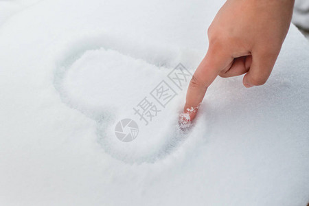 枝照片  |雪上的心形雪  心照片  |在雪地上用丝带钩编红心情人节背