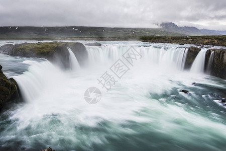 冰岛北部美丽的果达佛斯瀑布缓慢的闭塞速图片