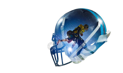 白色背景下橄榄球头盔和球员的双重曝光图片