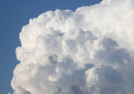 蓝天中的大柔软白色积雨云图片