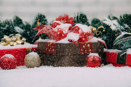 雪上装饰品圣诞装饰品雪落在他们身上图片