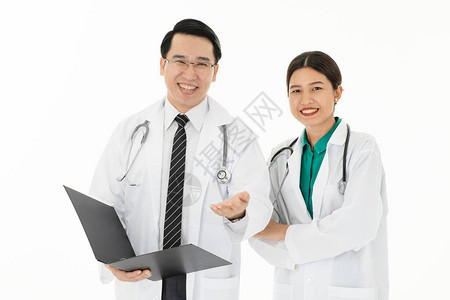 两名亚洲医生在肩上戴着统一的听诊器微笑图片