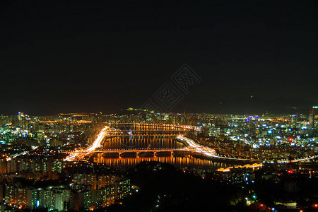 夜景首尔汉江上的灯火通明的桥图片