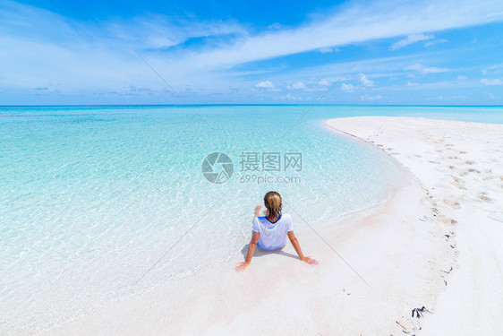 女人在风景秀丽的白色沙滩上晒日光浴图片