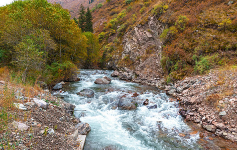 哈萨克斯坦阿拉木图区域山区河图片