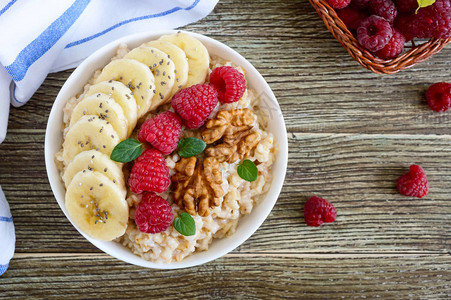 美味健康的燕麦片配香蕉覆盆子坚果健康的早餐健身食品适当的营养图片