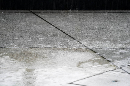 关闭下雨并溅在地板上图片