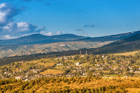 比利牛斯山区谷农田村庄和Puigcerda市的风景图片