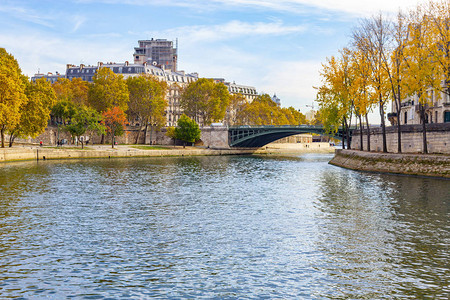 法国巴黎塞纳河上的桥梁和人行道图片
