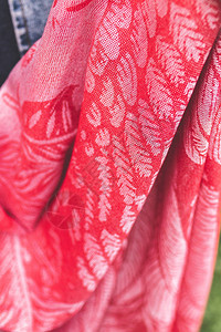 在热带背景上戴温暖的羊绒围巾图片