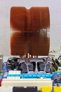 CPU冷却系统芯片散热器和在主机边盘口槽中的内存记录仪图片