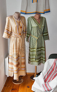 乌克兰全国妇女穿着室内装饰的假人服图片