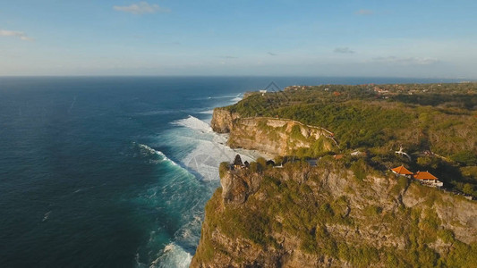 海岩石海岸鸟瞰图与冲浪海图片