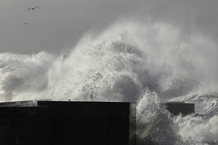 巨浪飞溅斗罗河口北码头和烽火台图片