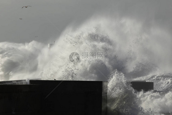 巨浪飞溅斗罗河口北码头和烽火台图片