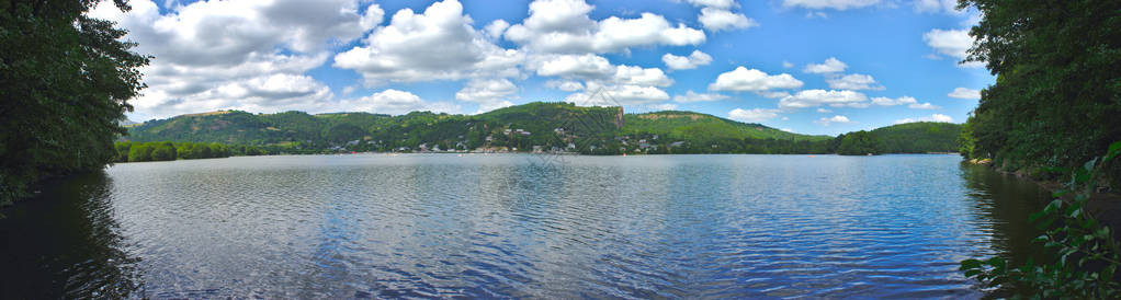 PuydeDome奥弗涅大区的艾达特湖全景以图片