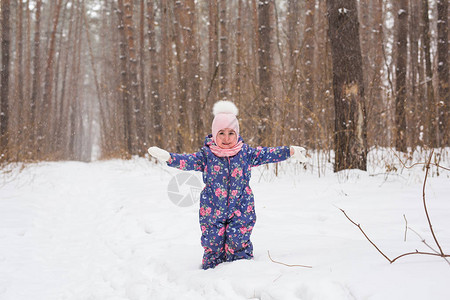 儿童冬天和自然概念关闭可爱的孩子在公图片