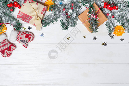 老木背景与冷杉的枝条节日礼物圣诞贺卡顶视图木制背景上有冷杉图片