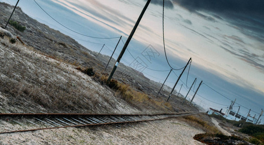 铁路和卧底者背景模糊来自低图片