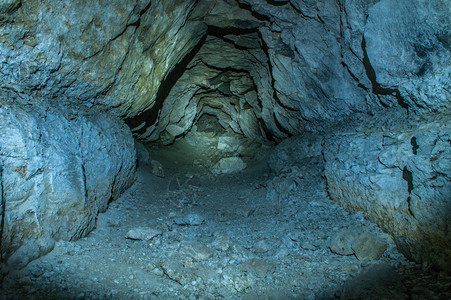 一个男人在旧磷矿隧道中的剪影图片