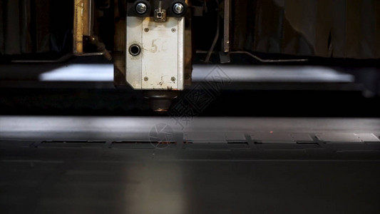 在车间切割钣金夹子用于金属切割特写的光纤激光机重工业中的现代工具危险的工作高精度制造钢件关闭图片