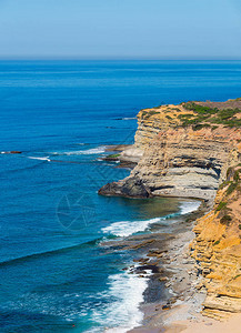 海岸或海洋沿岸有悬崖和自然的图片