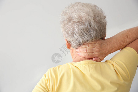 身患轻背景颈部疼痛图片