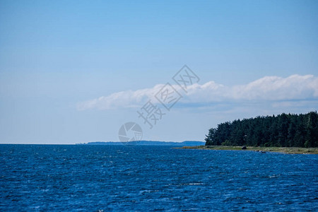 夏季大泛海滩景色阳光明日有岩石背景图片