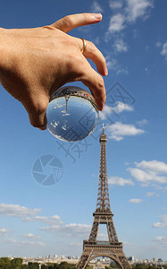 Eiffel铁塔和一手游客在巴黎法国有一大玻璃球有着古图片