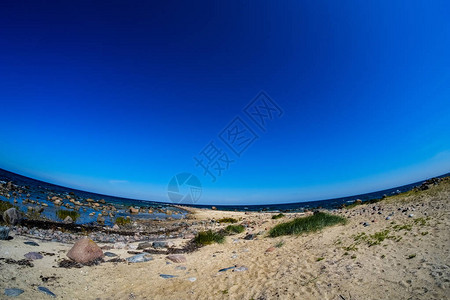 夏季大泛海滩景色阳光明媚的白天有岩石背景图片